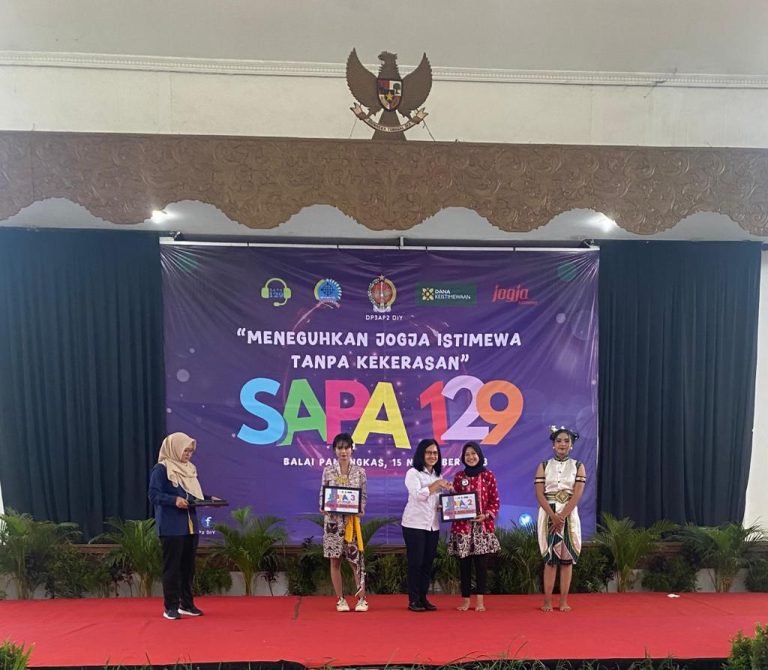 Perwakilan dari tim MAN 2 Bantul menerima penghargaan Juara 2