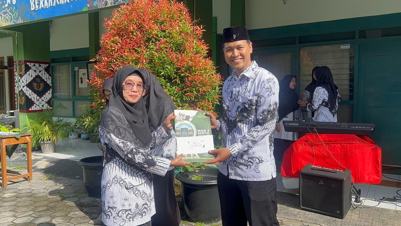 Riyadi Setyawan Raih Penghargaan Publikasi Madrasah Terbanyak di MAN 2 ...